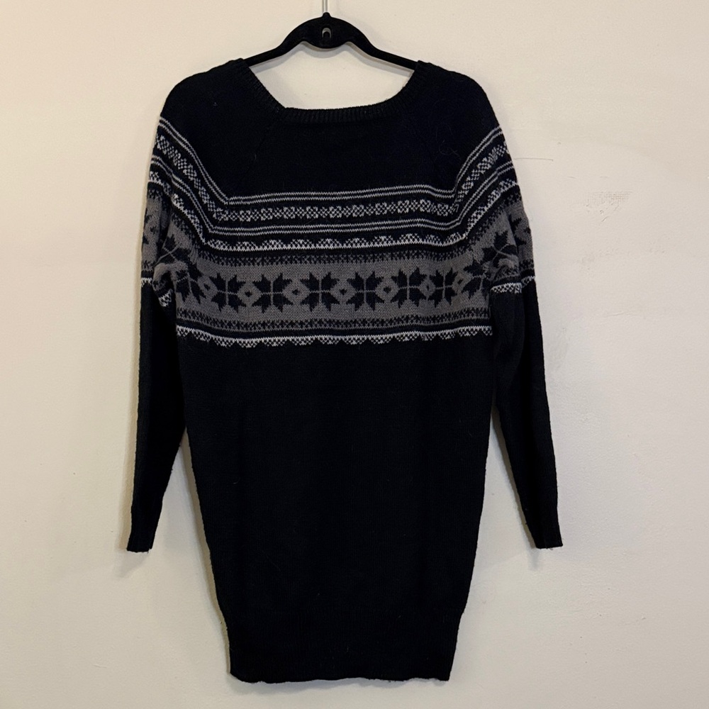 American Eagle Outfitters Black Sweater with Gray Pattern - Picture 2 of 4